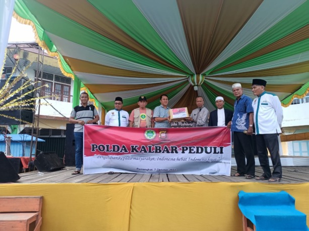 Penyerahan bantuan dari Polda Kalbar ke perwakilan Ormas di Pemangkat. (IST)