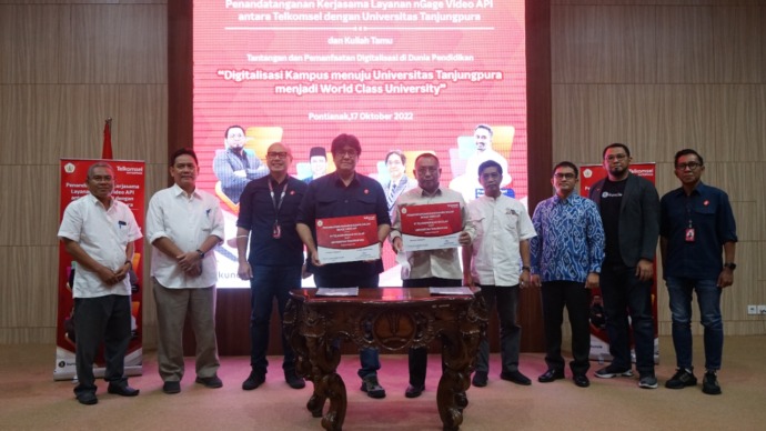 Penandatanganan nota kesepahaman (MoU) di Pontianak, hari Senin 17 Oktober 2022 dihadiri VP Area Account Management Samuel Pasaribu yang didampingi GM Consumer Sales Region Kalimantan Muharlis dan GM Enterprise Account Management East Area Anka P. Djatmik