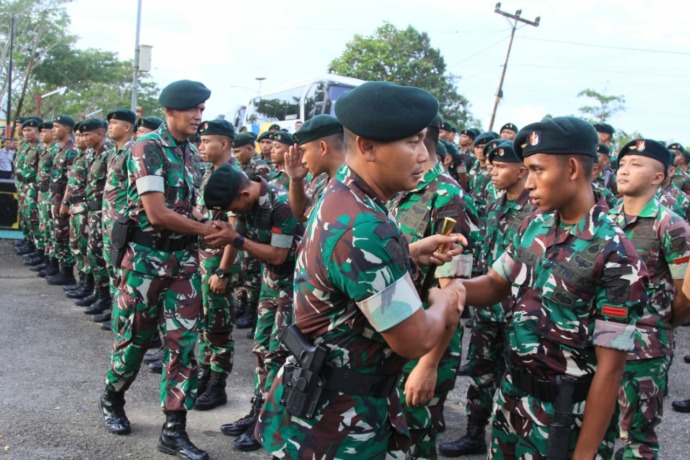 Suasana kegiatan di lapangan Mayonif Raider Khusus 644/Walet Sakti menjelang keberangkatan pasukan untuk tugas pengamanan di Papua, Jumat (28/10). (ANDREAS PONTIANAK POST)