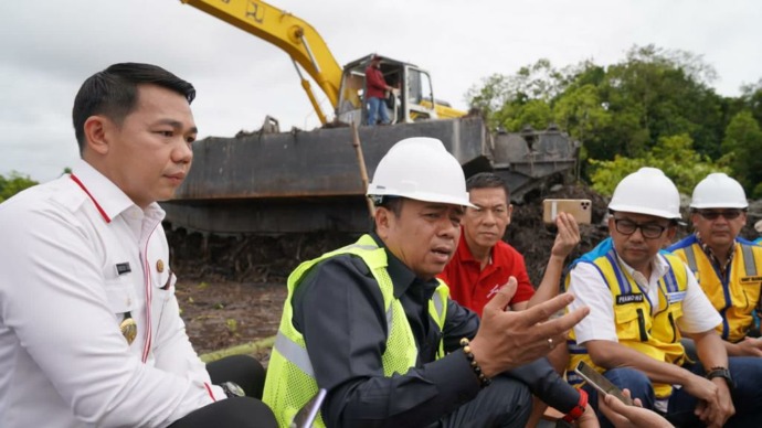 NORMALISASI: Bupati Kapuas Hulu Fransiskus Diaan saat mendampingi Ketua Komisi V DPR RI meninjau normalisasi danau di Kota Putussibau, Sabtu (15/10. IST