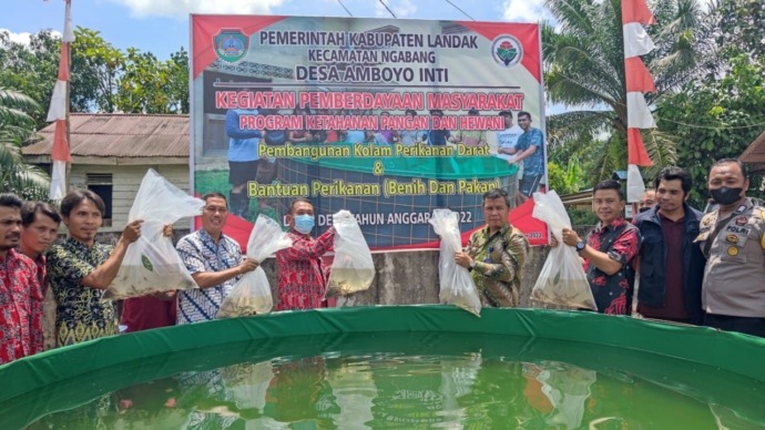 BENIH: Sekda Landak Vinsensius menyerahkan benih Ikan Lele Kepada 29 orang penerima di Kantor Desa Amboyo Inti, Kecamatan Ngabang akhir pekan lalu. DISKOMINFO LANDAK