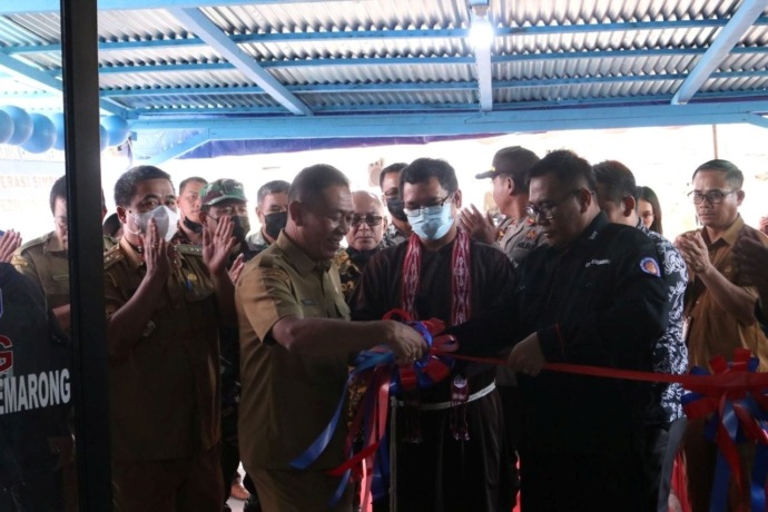 PERESMIAN: Sekda Landak meresmikan Kantor Cabang Pembantu Koperasi Simpan Pinjam Credit Union Semarong, di Dusun Engkalong, Desa Nyayum, Kecamatan Kuala Behe, Selasa (25/10). DISKOMINFO LANDAK