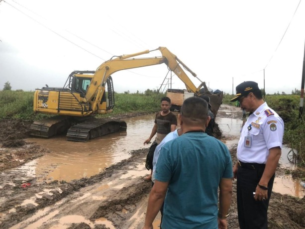 PERBAIKAN : Pemkab Ketapang mengerahkan alat berat untuk menanggulangi kerusakan di ruas Jalan Pelang-Tumbang Titi yang menyebabkan kemacetan, Rabu (26/10). IST