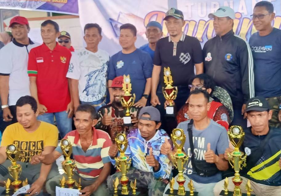 LOMBA MANCING : Bupati Sambas bersama Anggota DPRD Kalbar, H Subhan Nur saat hadiri lomba mancing udang Desa Durian. IST
