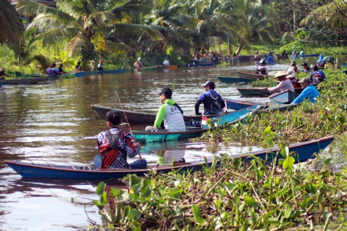 MEMANCING : Para pemancing tampak antusias memancing udang dalam lomba Memancing Udang Menanjak di Sungai Berembang Desa Sungai Rengas, Kecamatan Sungai Kakap. Prokopim Kubu Raya