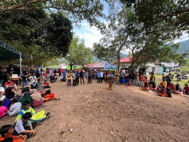 KOPI : Wakil Bupati Kayong Utara Effendi Ahmad usai melauching rumah kopi di Desa Gunung Sembilan, Kecamatan Sukadana memberikan sambutan di Pantai Mutiara, Desa Gunung Sembilan. DANANG PRASETYO  / PONTIANAK POST.