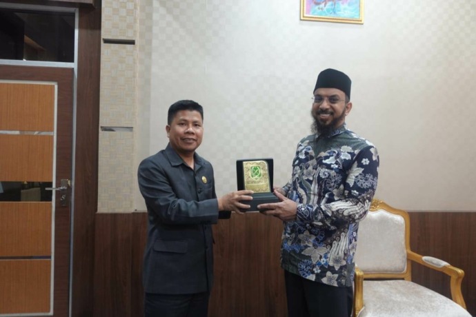 KUNJUNGAN : Bupati Sambas H Satono menerima kunjungan dari Ketua Bidang Dakwah Islam LIPIA, Syaikh Umar Bin Hamad Assuwaidan dari Riyadh Saudi Arabia. IST