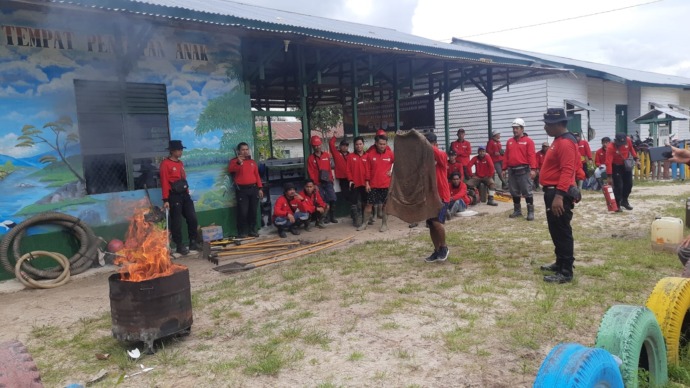 SIMULASI: Karyawan PT LAIK yang juga warga Desa Sijang Kecamatan Galing Kabupaten Sambas melakukan simulasi pencegahan karhutla.