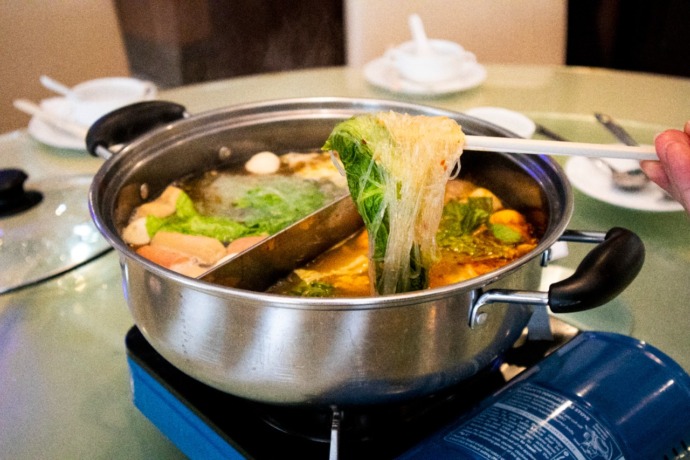 ENAK DAN MURAH: Steamboat Aston Pontianak sangat terjangkau, mulai dari Rp100.000nett sudah termasuk chinese tea. IST