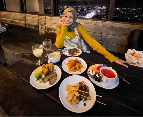BERKESAN: BBQ Night Anda akan semakin berkesan karena juga bisa menikmati view indahnya Kota Pontianak dari atas lantai 12 di Cielo Sky Lounge, Harris Hotel Pontianak. IST