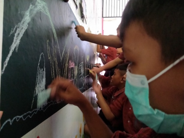 KREATIVITAS: Sejumlah siswa di SDN 22 Penyeladi terlihat sedang menyalurkan hobinya di dinding-dinding ruang kreativitas. SUGENG/PONTIANAK POST