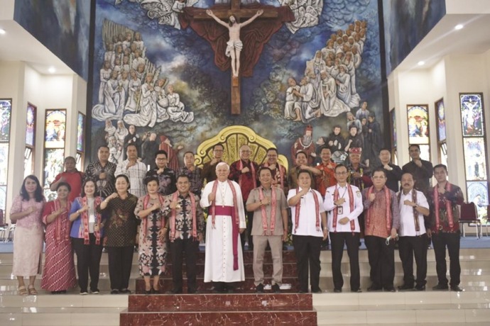 PERESMIAN : Sekda Sintang, Yosepha Hasnah menghadiri peresmian Gereja Agung Paroki Santo Petrus dan Paulus Sekadau, beberapa waktu lalu. PROKOPIM FOR PONTIANAK POST