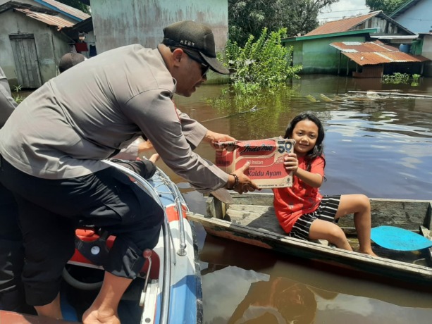 BANTUAN : Polsek Ketungau Hilir berikan bantuan kepada warga terdampak banjir, pada Rabu (19/10). POLRES SINTANG