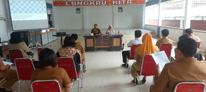 RAPAT : Ketua Dewan Kerajinan Nasional Daerah Kabupaten Sintang, Rita Cendanawangi Melkianus memimpin jalannya rapat teknis persiapan pelantikan ketua dan pengurus Dekranasda Kabupaten Sintang, belum lama ini. PROKOPIM FOR PONTIANAK POST