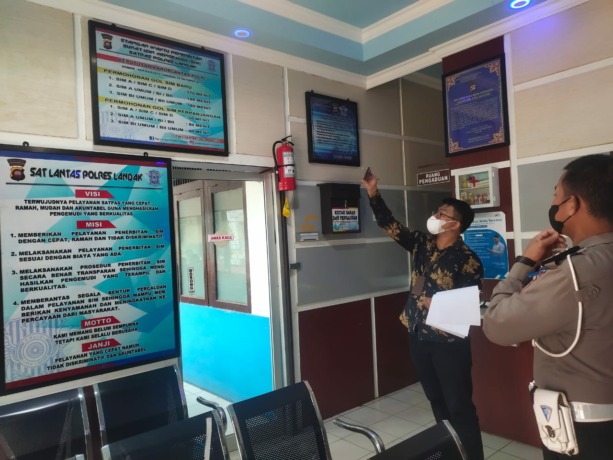 Tim Ombudsmas Kalbar memeriksa ssejumlah fasilitas pelayanan publik di Polres Landak, Selasa (11/10). (ist)