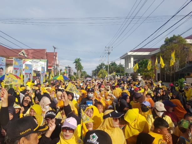Jalan Sehat: Ribuan peserta mengikuti jalan sehat yang digelar DPD Golkar Kota Singkawang Minggu (16/10)