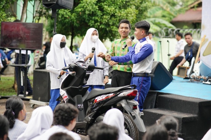 ANTUSIAS: Siswa-siswi antusias saat gelaran acara #Cari_aman di SMA Negeri 1 Singkawang. (ist)
