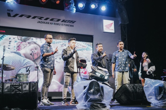 LUNCURKAN: Manajemen Astra Motor Kalbar dan sejumlah jurnalis serta blogger otomotif berfoto bersama adalam peluncuran Honda New Vario 125 di GAIA Bumi Raya City Mall, kemarin. (Aristono/Pontianak Post)