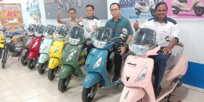 President Director PT.TVS Motor Company Indonesia, Mr. J. Thangarajan, President Director PT. Super Sukses Group, S.A Yongki, Brand Manager PT TVS Motor Company Indonesia Ryan Rahadian, Owner Sinka Setia Motor Edy Zulvian Wu memperlihatkan varian kendaraa