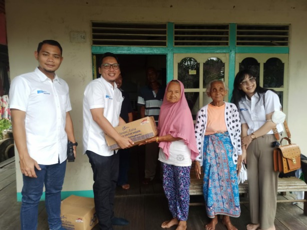 SERAHKAN: Tim AFFCO Kalbar saat menyerahkan bantuan paket sembako dari program Nurani Astra untuk warga KBA Gang Durian, Sungai Raya, Kubu Raya, kemarin (26/10). (ist)