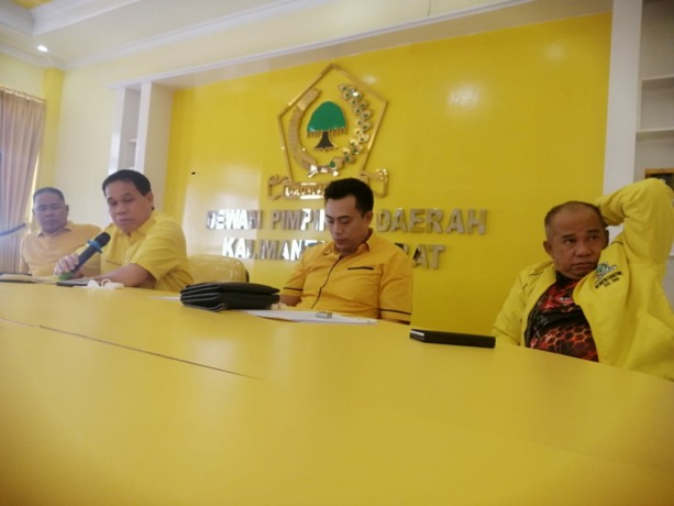 Pengurus DPD Golkar Kalbar bersama Panitia Jalan Sehat Serentak HUT Golkar ke-58 mengadakan jumpa pers di kantor DPD Partai Golkar Kalbar. (IST)