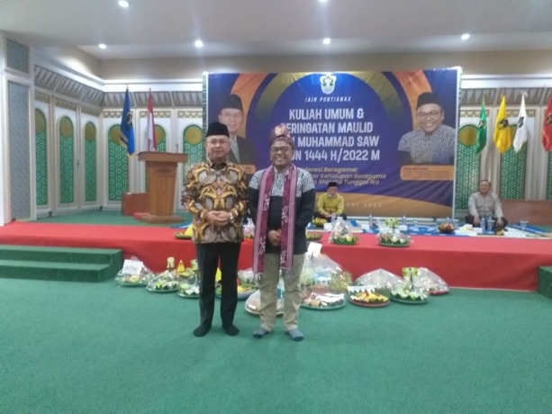 KULIAH UMUM : Islah Bahrawi, Tenaga Ahli Pencegahan Radikalisme, Ekstremisme, dan Teorisme Mabes Polri saat mengisi kuliah umum di IAIN Pontianak, Kamis (27/10). 9marsita/Pontianak Post)