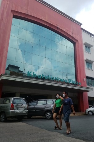 AKAN TUTUP: Warga melintas di depan pusat perbelanjaan Khatulistiwa Plaza yang beredar informasi akan segera tutup. (Haryadi/Pontianak Post)