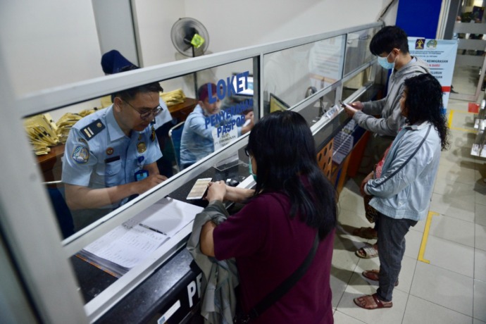 AMBIL PASPOR: Sejumah warga mengantre mengambil paspor di Kantor Imigrasi Kelas 1 TPI Pontianak, Kamis (6/10). (ARIEF NUGROHO/PONTIANAK POST)