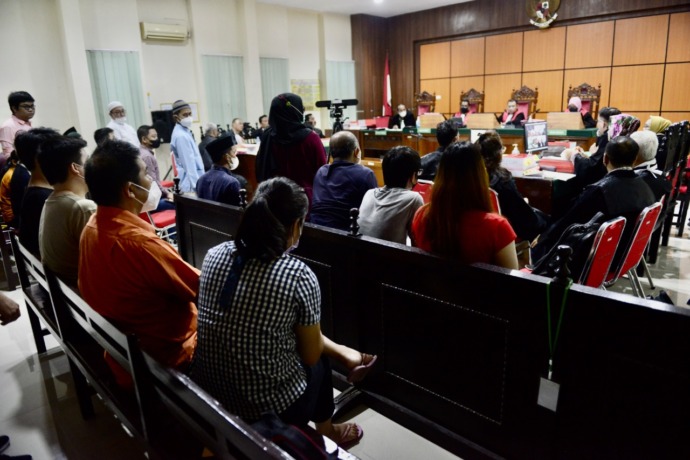 JALANI SIDANG: Sebanyak 22 terdakwa kasus Pertambangan Emas Tanpa Izin (PETI) menjalani persidangan di Pengadilan Negeri Pontianak, Kamis (6/10). Dalam persidangan tersebut terungkap salah satu terdakwa menyewa alat berat untuk melakukan pertambangan ille