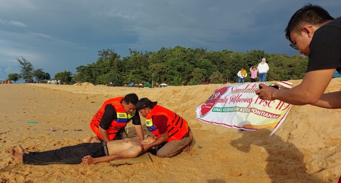SIMULASI: Petugas 119 Dinkes Pontianak melakukan simulasi pertolongan pertama di air. (IST)