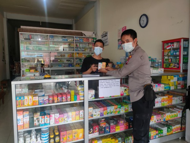 Sejumlah apotek di Ngabang telah menyediakan keterangan larangan penggunaan obat sirup, Senin (24/10). (IST)