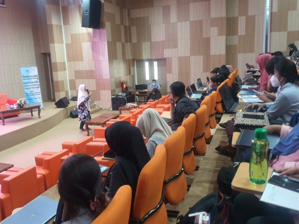 Venny Karolina, narasumber Pelatihan Penulisan Publikasi Artikel Ilmiah untuk Mahasiswa saat menyampaikan materinya. (IST)