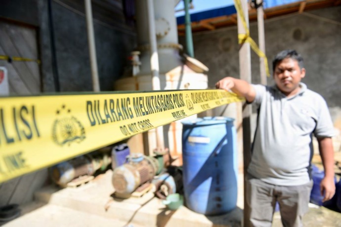 DISEGEL: Sejumlah mesin pengolahan dan pemurnian bahan baku, serta beberapa mesin termasuk terowongan milik PT Sultan Rafli Mandiri (PT.SRM) disegel polisi. (ARIEF NUGROHO/PONTIANAK POST)