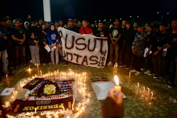 TABUR BUNGA: Ratusan suporter sepakbola dari berbagai club di Pontianak menggelar aksi tabur bunga dan menyalakan lilin untuk mengenang korban kerusuhan di Stadion Kanjuruhan, Malang, Jawa Timur di Taman Sepeda Pontianak, Senin (3/10). Selain menggelar ak