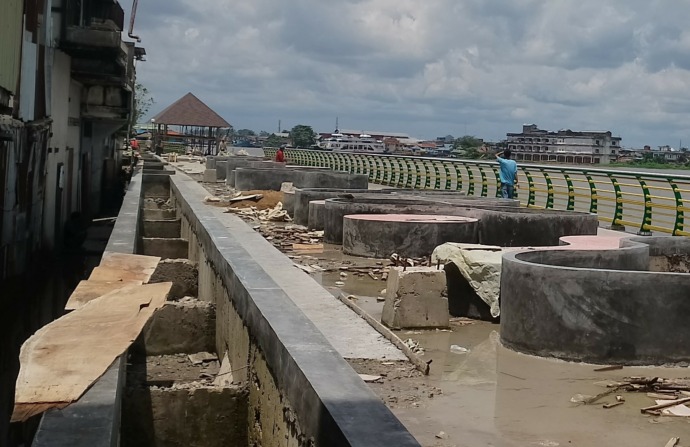 TERUS TATA: Waterfront di kawasan Pasar Kapuas Besar terus ditata dengan penyelesaian pembangunan tempat tanaman agar lebih indah. Pemerintah kota serius menata tepian sungai agar bisa menjadi daya tarik wisatawan. (HARYADI/PONTIANAKPOST)