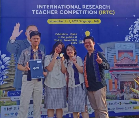 JUARA: Thomas Chrisant Denen, Herline Hardoyo, dan Jasmine Paskah Wang berhasil meraih medali emas dalam International Science and Invention Fair 2022. ISTIMEWA