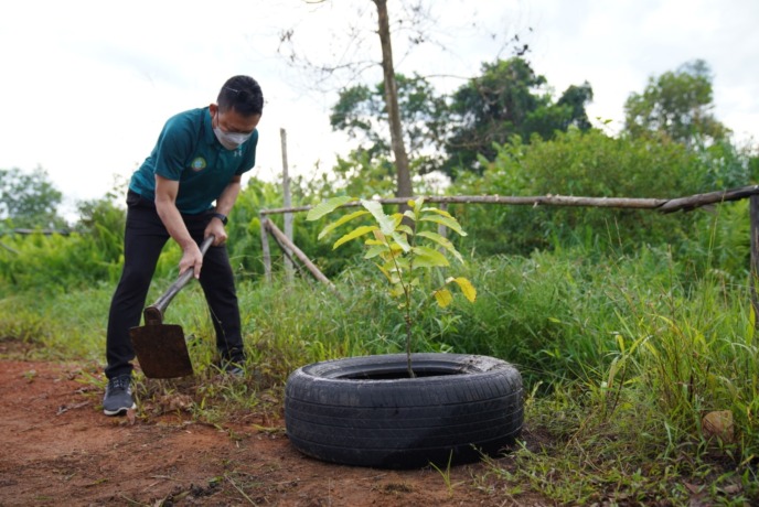TANAM POHON: Wali Kota Pontianak Edi Rusdi Kamtono menanam pohon di sepanjang tepian Parit Sungai Raya Dalam, Kecamatan Pontianak Tenggara, saat Peringatan Hari Pohon Sedunia yang berlangsung tepat setahun yang lalu. DOKUMEN