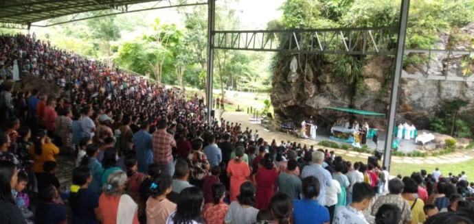 RIBUAN UMAT: Ribuan Umat Katolik Hadiri Misa Penutupan Bulan Maria di Dusun Bandol Desa Untang Kecamatan Banyuke Hulu, Minggu (30/10). ISTIMEWA