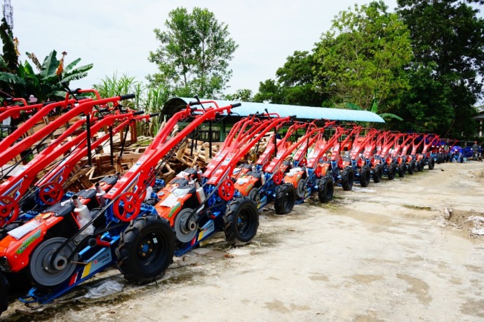TRAKTOR TANGAN: Deretan traktor tangan sebagai bagian dari alat mesin dan pertanian bantuan dari Pemerintah Kabupaten Landak kepada masyarakat. ISTIMEWA