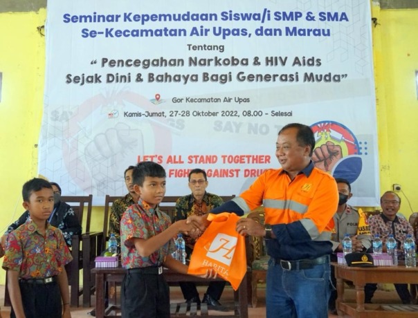 BANTUAN: Manajer CSR CMI Site Air Upas, Agustinus Mulyatmojo, secara simbolis menyerahkan bantuan kepada pelajar pada seminar kepemudaan, Jumat (28/10) lalu. ISTIMEWA