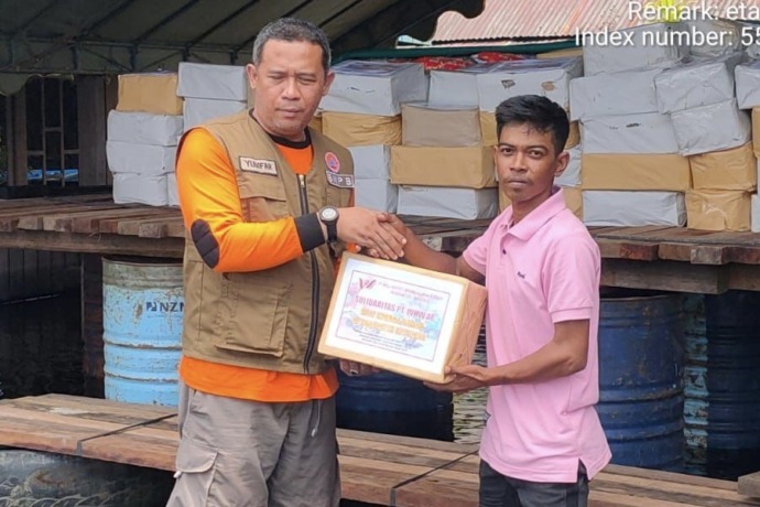 SALURKAN BANTUAN: Kepala BPBD Ketapang, Yunifar Purwantoro, menyalurkan bantuan untuk korban banjir dari PT. WHW. ISTIMEWA