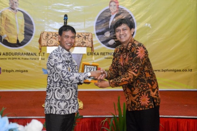 TERIMA CENDERAMATA: Wabup Farhan menerima cenderamata saat menghadiri sosialisasi kinerja BPH Migas, Selasa (22/11). ISTIMEWA