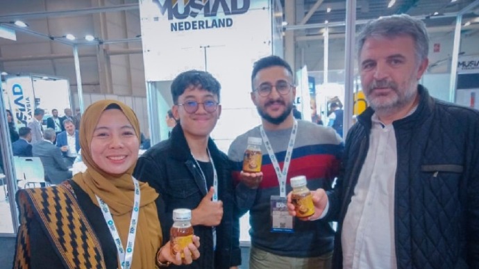 MADU HUTAN: Hariska (kiri) memamerkan madu hutan dari Desa Nanga Lauk dalam bentuk kemasan pada MUSIAD Expo 2022 di Istanbul, Turki. PRCF INDONESIA FOR PONTIANAK POST