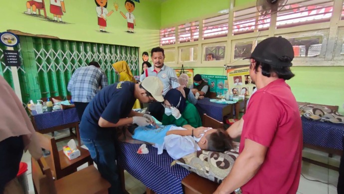 SUNATAN MASSAL: Suasana sunatan massal yang digelar PC PGRI Sungai Pinyuh dalam rangka HUT ke-77 PGRI dan Hari Guru Nasional, Sabtu (19/11). ISTIMEWA