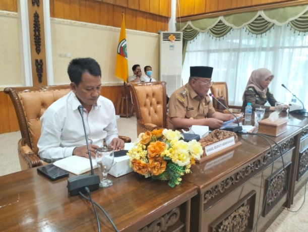 BERI ARAHAN: Wakil Bupati Mempawah Muhammad Pagi memberikan arahan saat memimpin Rapat Tim Pengendalian Inflasi Kabupaten Mempawah yang berlangsung di Aula Kantor Bupati Mempawah, Senin (7/11). ISTIMEWA