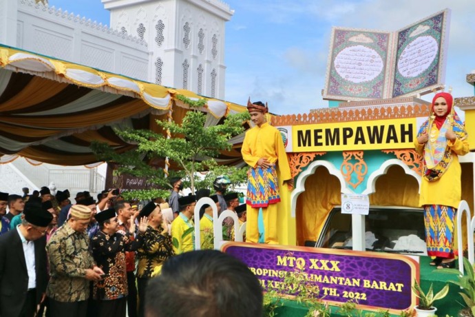 PAWAI TAARUF: Mobil hias kontingen Mempawah menampilkan replika gabungan bangunan Masjid Agung Al-Falah dan Rumah Budaya Melayu, pada pawai taaruf MTQ ke-30 Kalbar di Kabupaten Ketapang, yang dibuka, Sabtu (5/11) lalu. ISTIMEWA