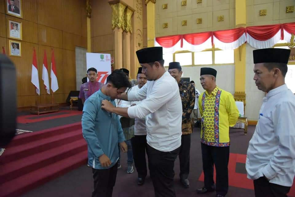 PELEPASAN : Wakil Bupati bersama Sekda dan Ketua DPRD Kabupaten Sambas melepas kontingen Kafilah Kabupaten Sambas yang bertolak ke Ketapang. IST
