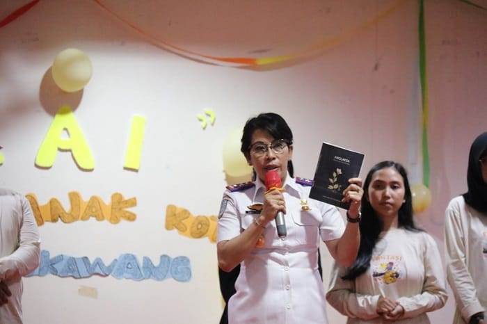 LUNCURKAN BUKU: Dinas Sosial Pemberdayaan Perempuan dan Perlindungan Anak bersama Forum Anak Kota Singkawang (Fantasi) meluncurkan Buku Karya Anak Anglaksa.  IST