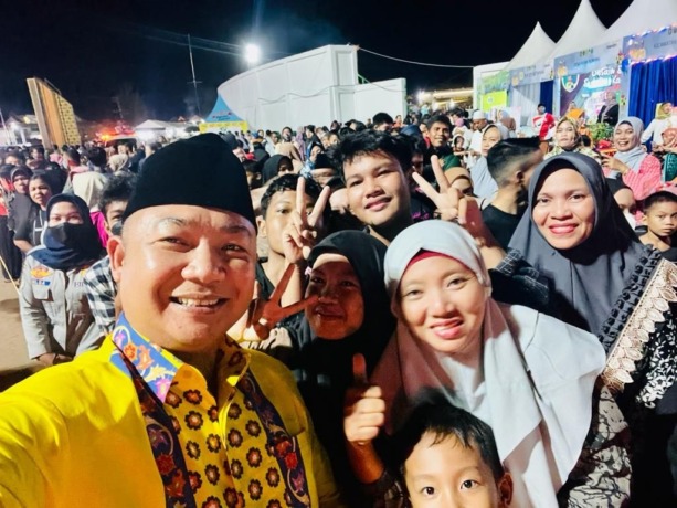 SWAFOTO : Sekda Ketapang, Alexander Wilyo, berfoto mersama masyarakat yang hadir menyaksikan malam penutupan MTQ XXX, Jumat (11/11) malam.   IST