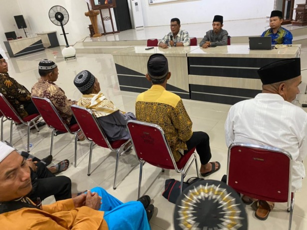 UMRAH : Bupati Kayong Utara Citra Duani saat memberikan sambutan pada pembekalan manasik para calon jemaah calon umrah, di Pendopo Bupati Sabtu (12/11) malam.DANANG PRASETYO / PONTIANAK POST